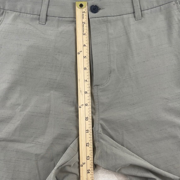 Vuori Shorts Mens 34 Grey Pebble Stripe Performance Stretch Golf Chino - Picture 5 of 9